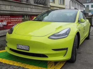 Keltainen Tesla