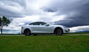 Tesla Model S ja pilvet