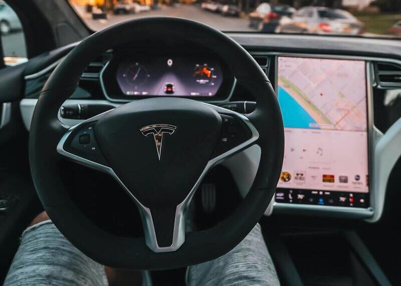 Sijoittaminen Teslaan